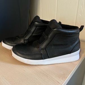 Sorel women’s size 10, leather, out and about mid boot.